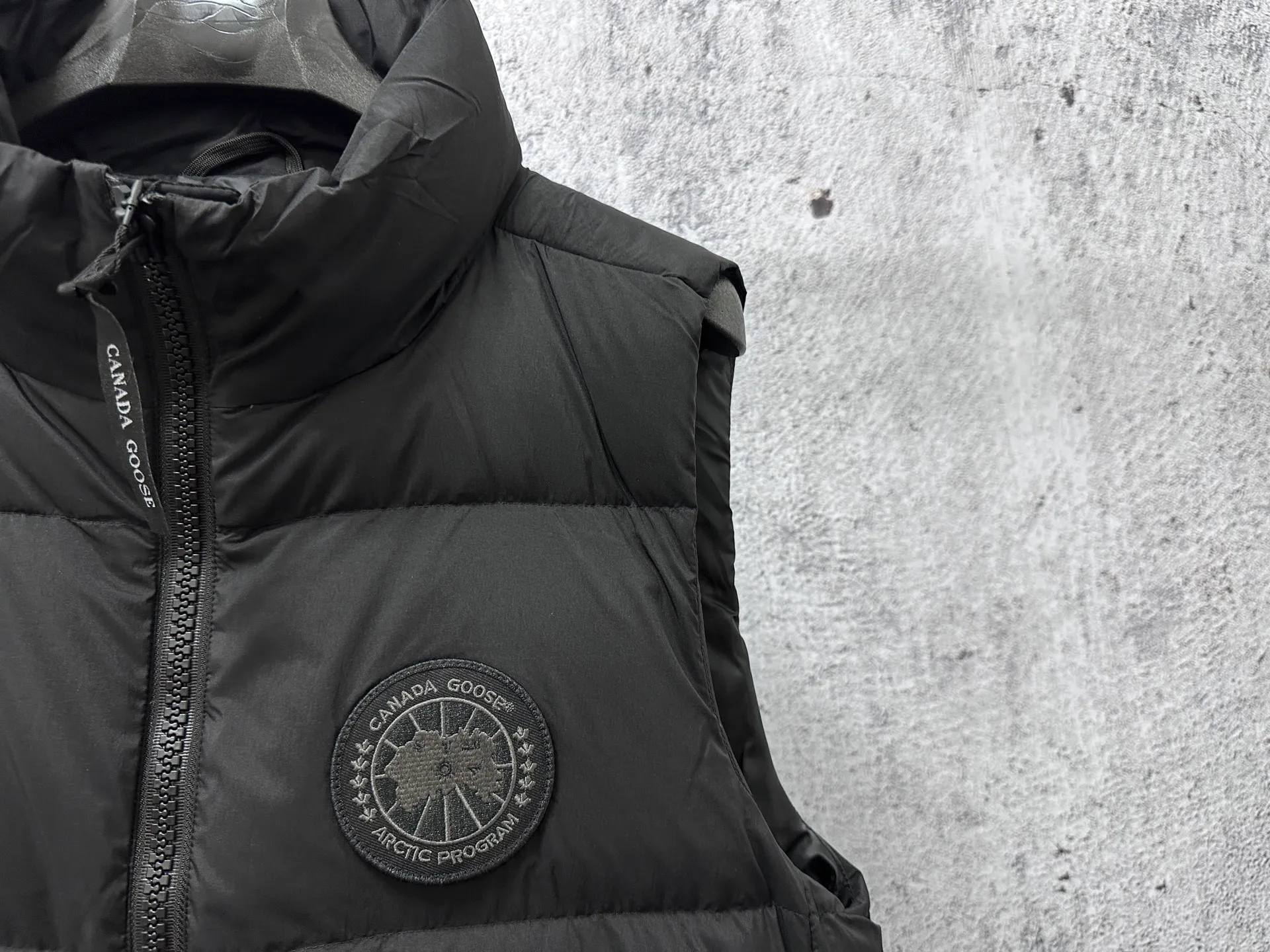 P560 【CANADA GOOSE】Lawrence Men's Down Vest The Lawrence down vest features a durable shell and quilted body, making it a must-have item for all seasons. It's made from sustainable Enduraluxe fabric, which has a durable soft touch. The Lawrence features a thoughtfully designed down-filled collar to block strong winds, a two-way zipper and a longer rear hem. Size: XS-XXL